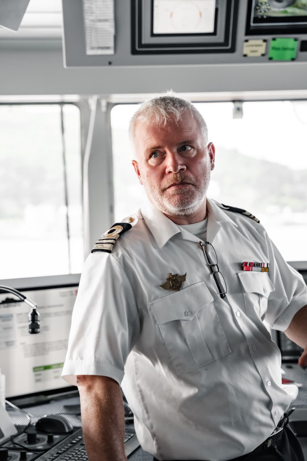 Offiser i uniform på kommandobroen til et fartøy under Nor-Fishing