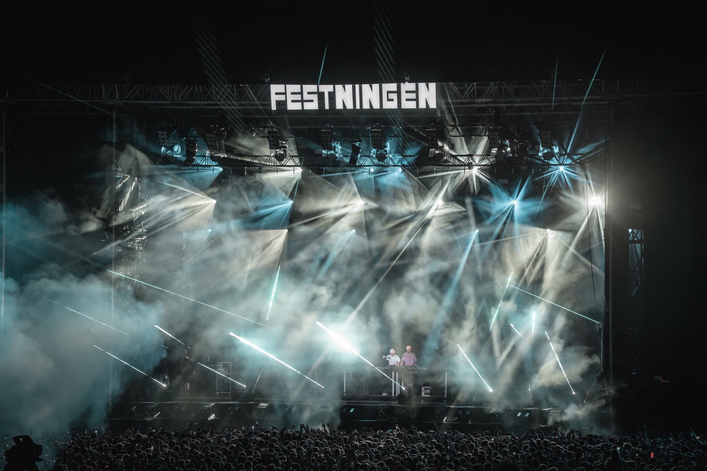 FESTNINGEN-scenen med laserlys og publikum under en konsertkveld