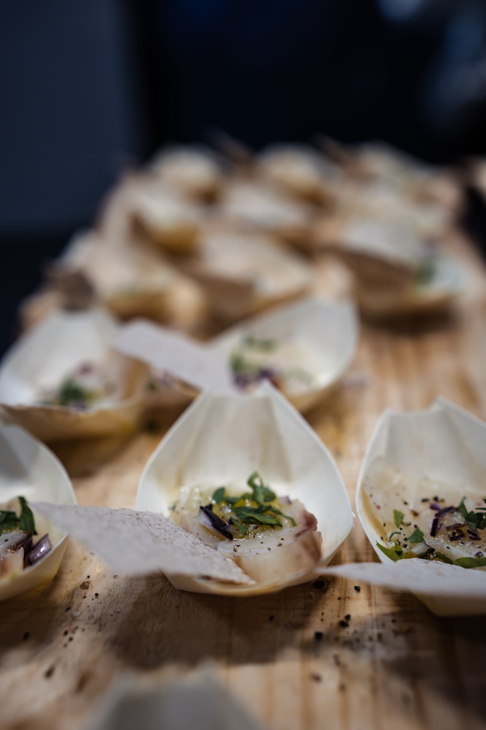 Rekke med servert sjømat-tapas på en messestand, nærbilde