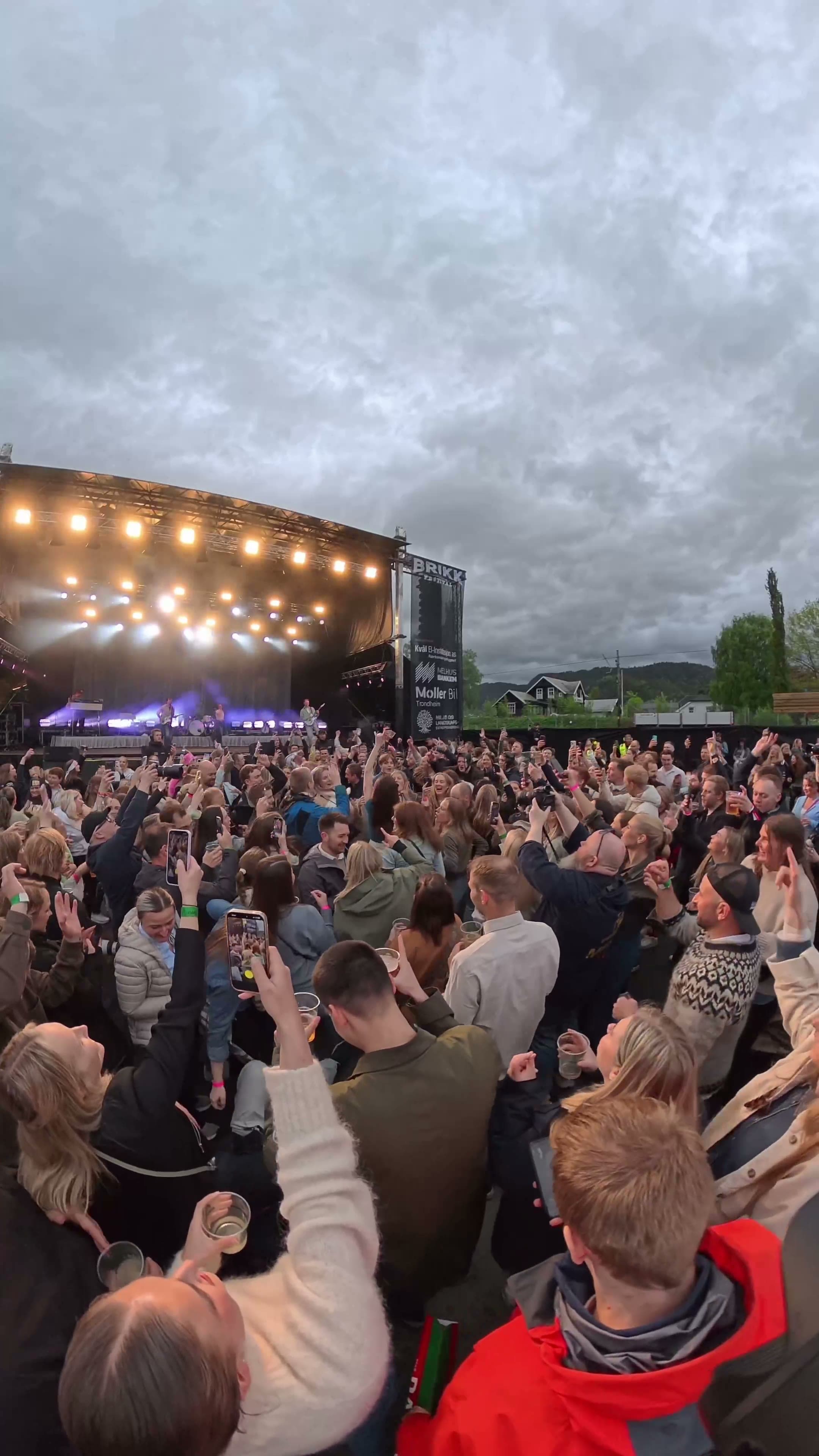Hovedscenen og fullt publikum under Brikkfestivalen, med festivalens banner synlig