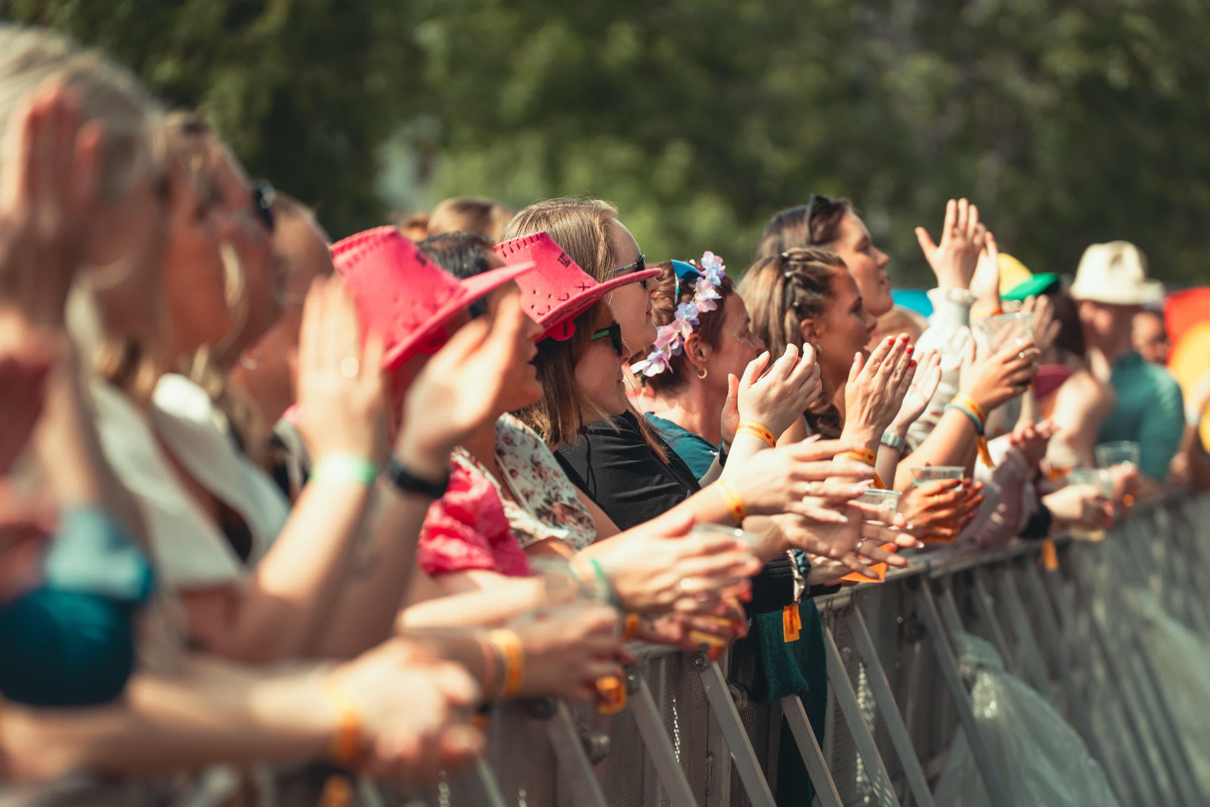 Publikum ved gjerdet i sommersol under Sommerfest